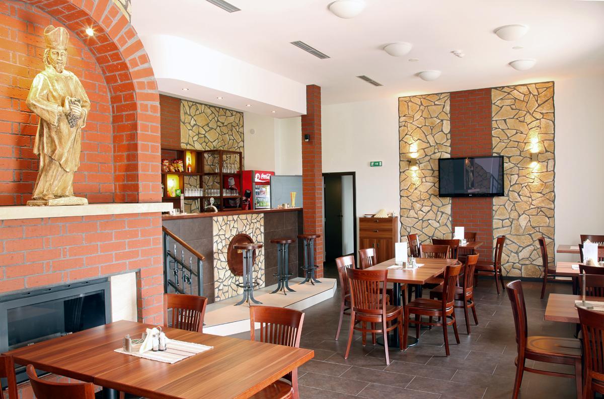 Hotel Vinopa Hustopeče 外观 照片