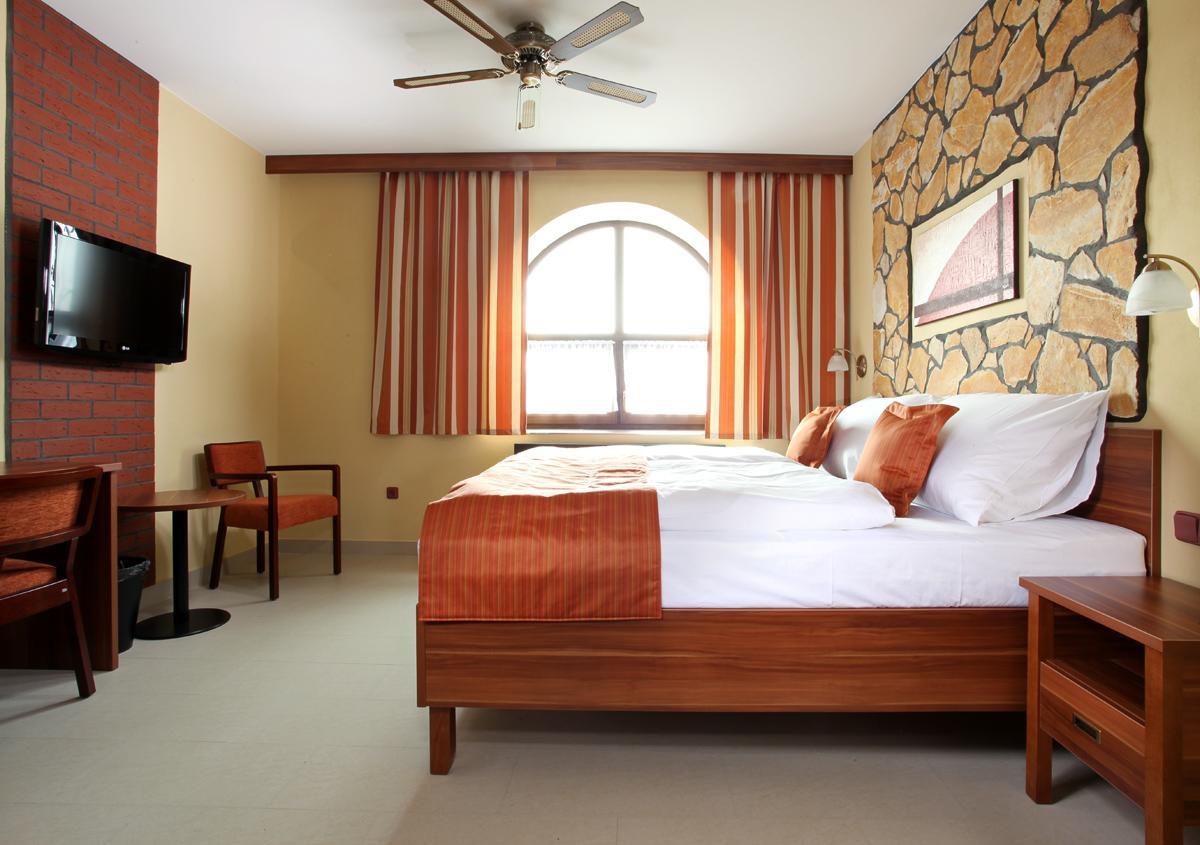 Hotel Vinopa Hustopeče 外观 照片
