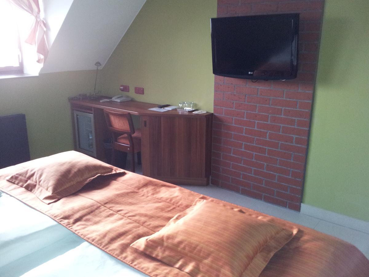 Hotel Vinopa Hustopeče 外观 照片