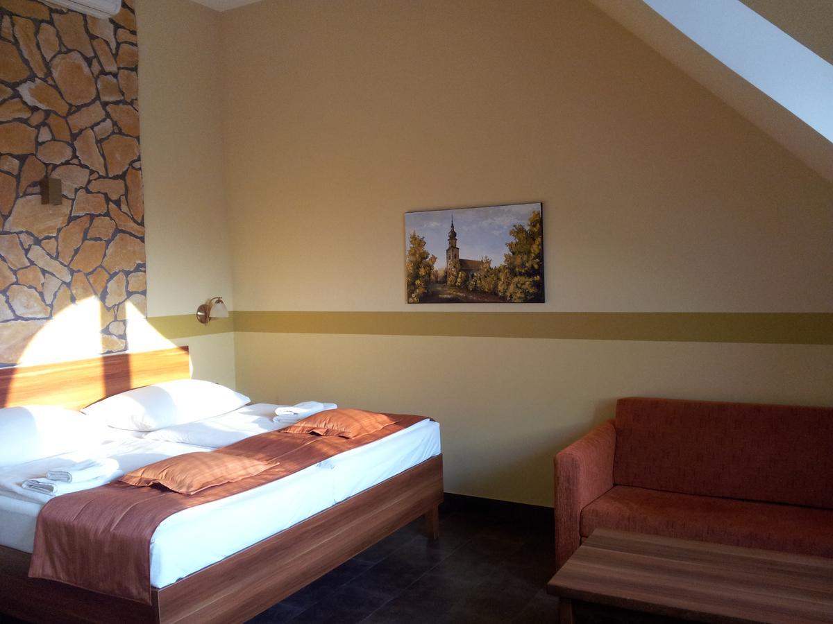 Hotel Vinopa Hustopeče 外观 照片
