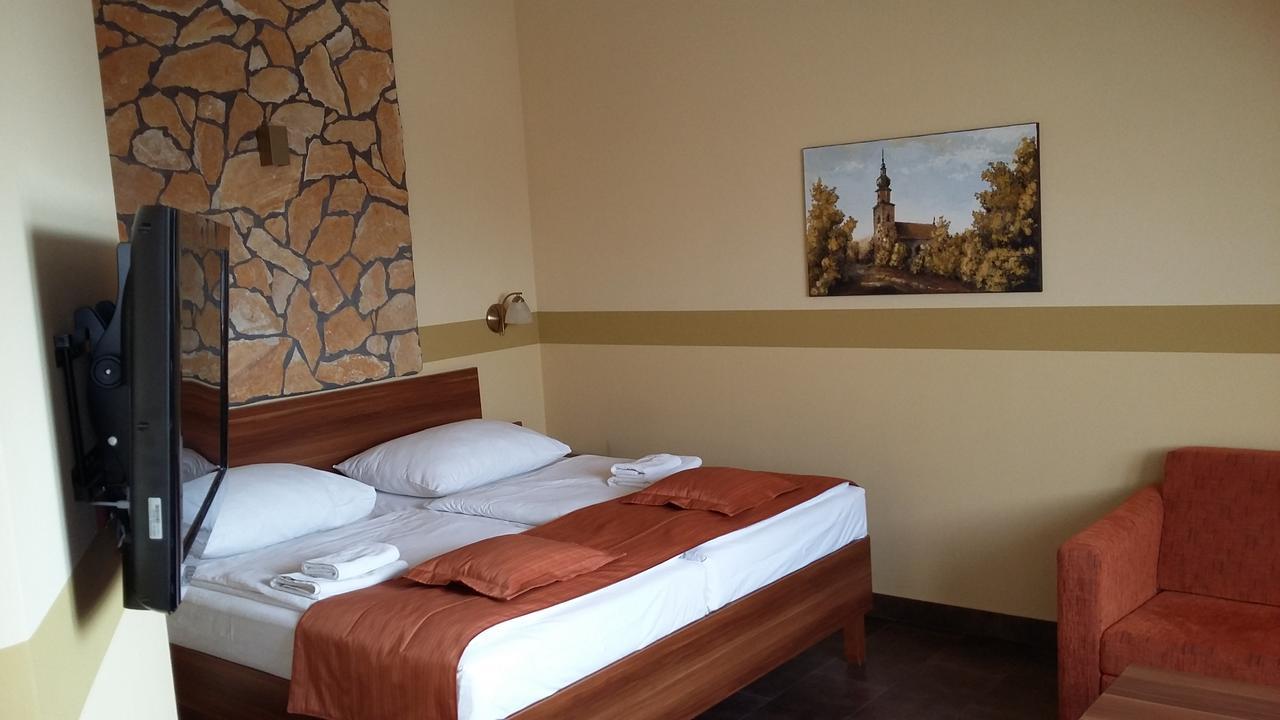 Hotel Vinopa Hustopeče 外观 照片